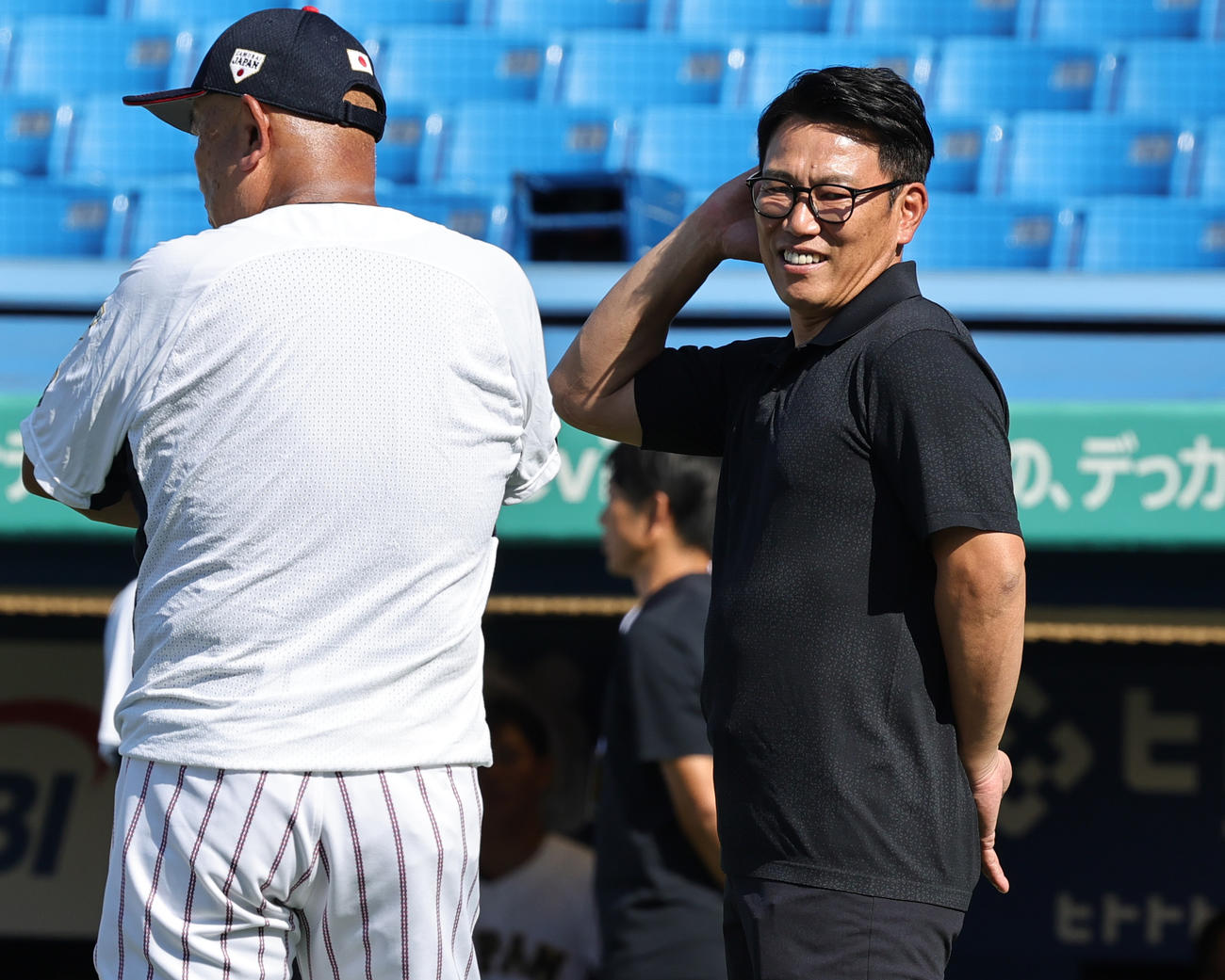 米国対日本　日本・堀井監督（左）と話す侍ジャパン井端監督（撮影・野上伸悟）