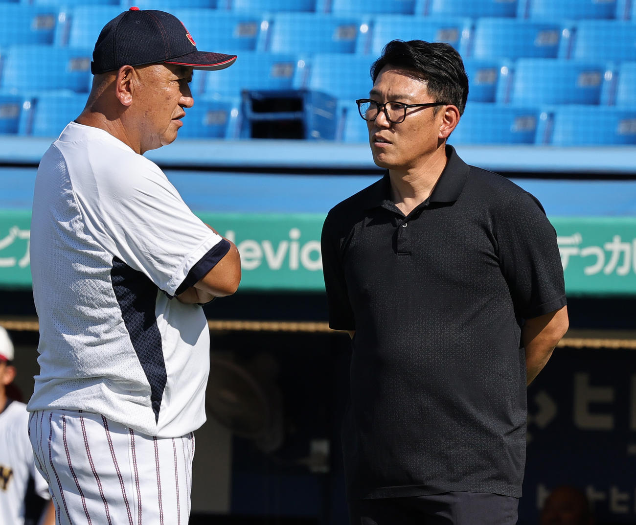 米国対日本　日本・堀井監督（左）と話す侍ジャパン井端監督（撮影・野上伸悟）