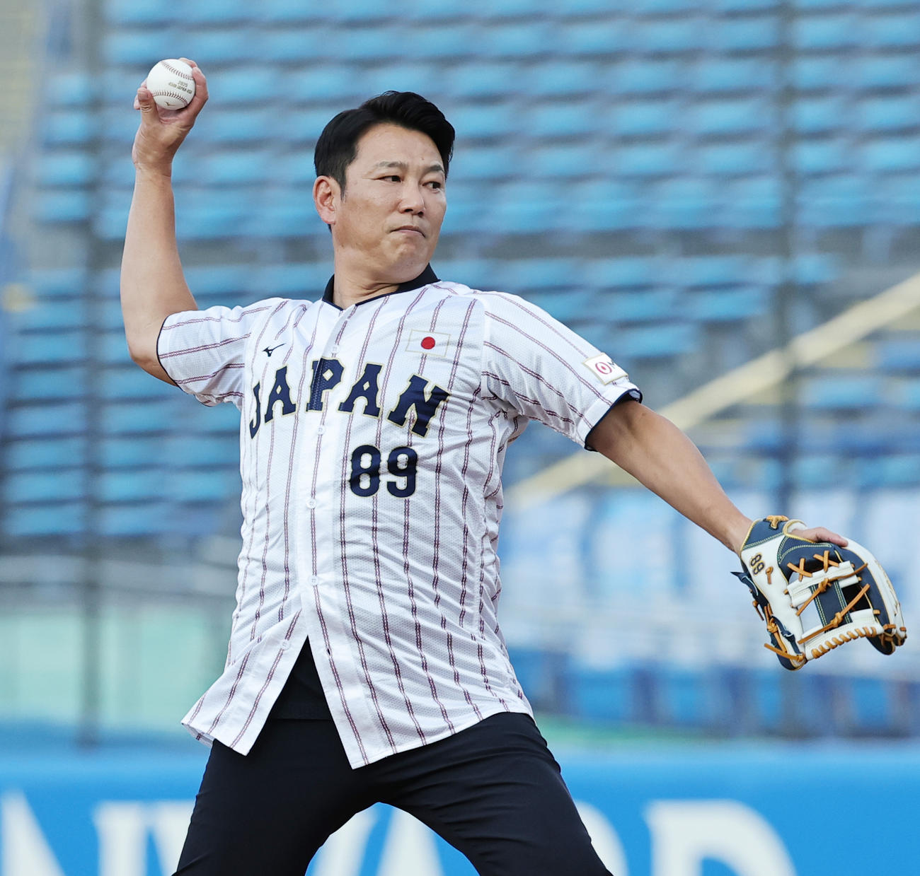 米国対日本　始球式を行う侍ジャパン井端監督（撮影・野上伸悟）