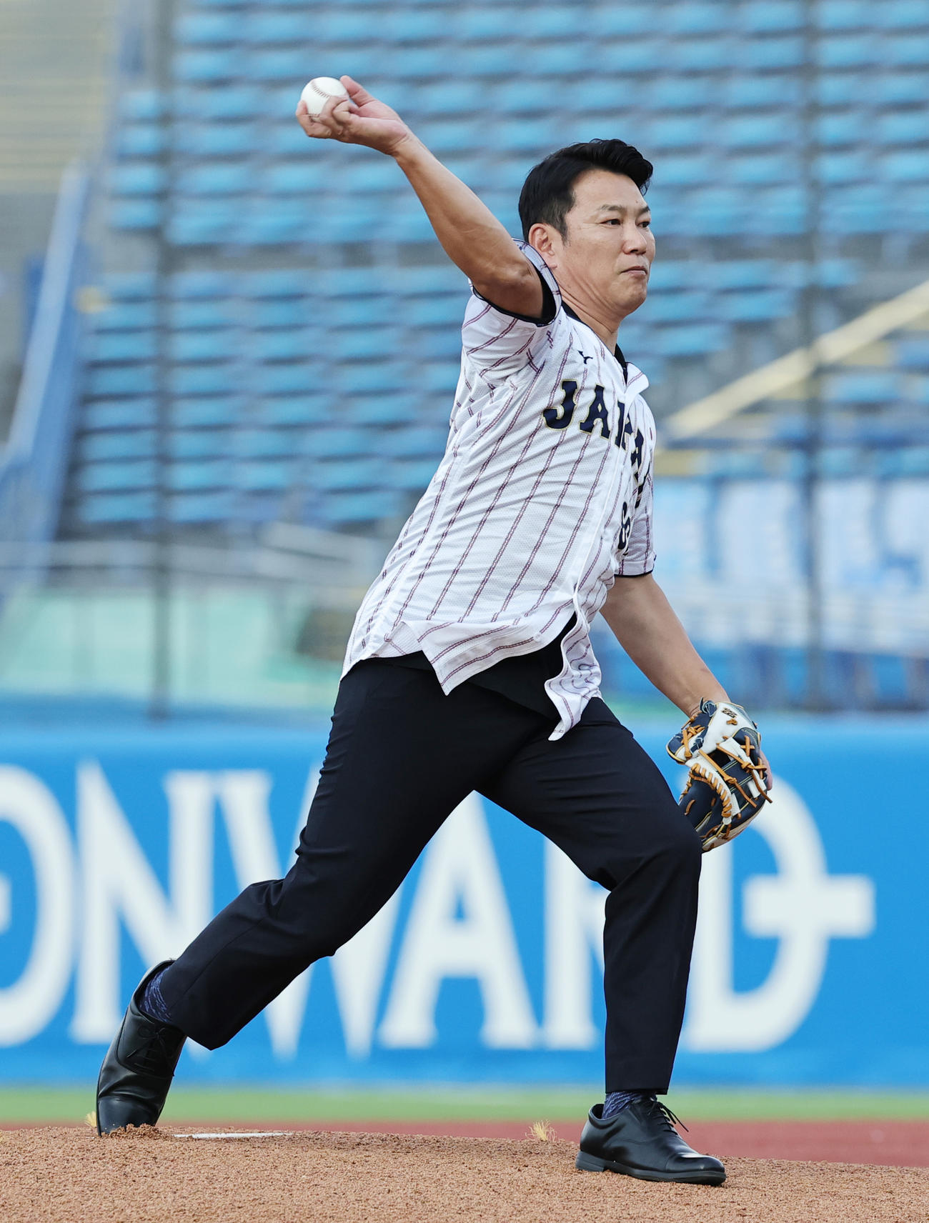米国対日本　始球式を行う侍ジャパン井端監督（撮影・野上伸悟）