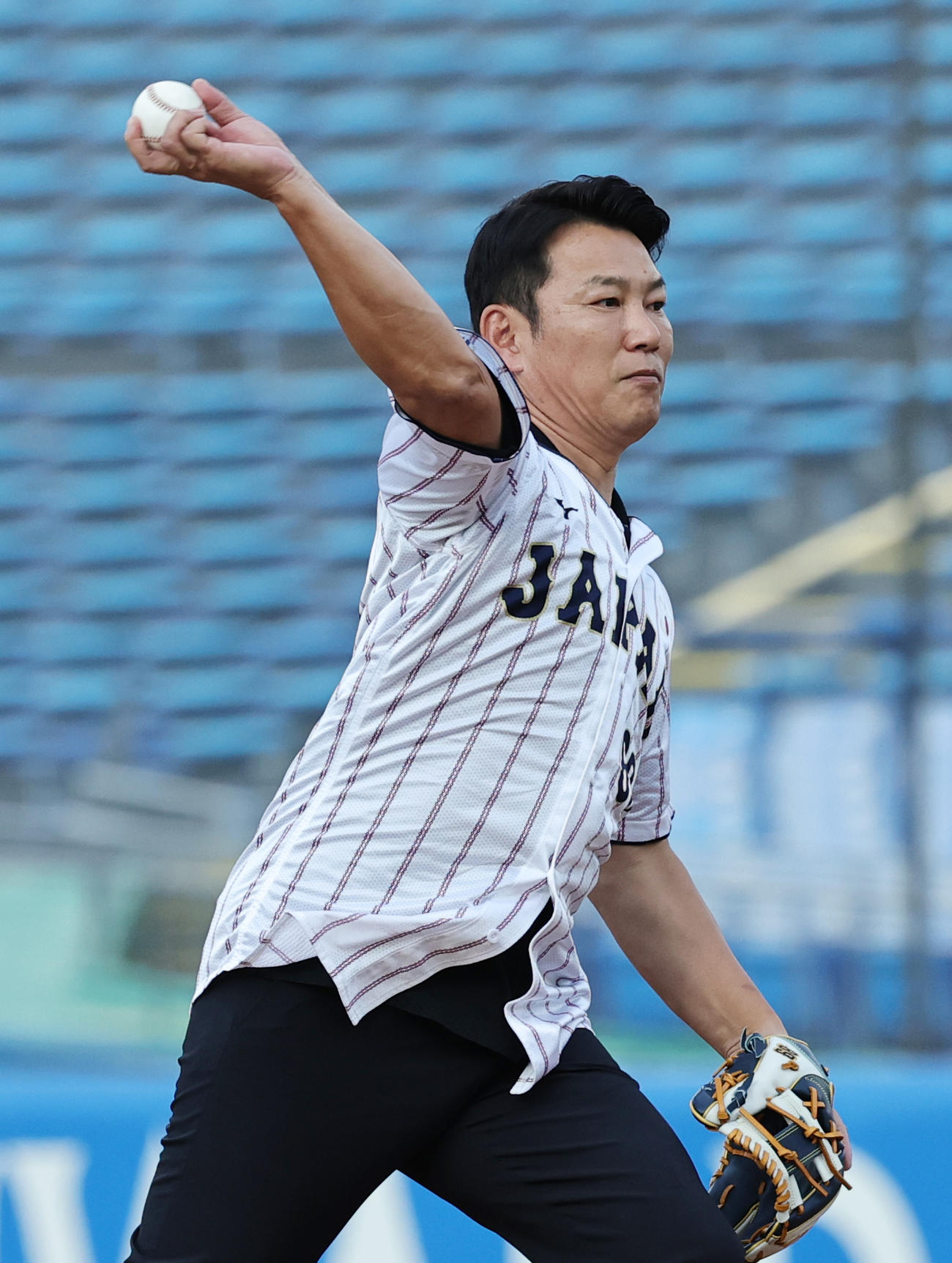 米国対日本　始球式を行う侍ジャパン井端監督（撮影・野上伸悟）