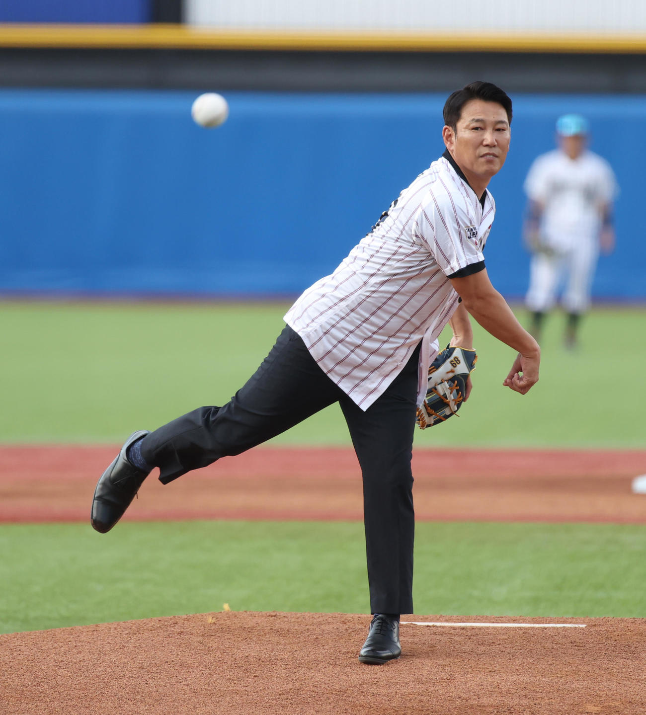 米国対日本　始球式を務めた侍ジャパン井端監督（撮影・柴田隆二）