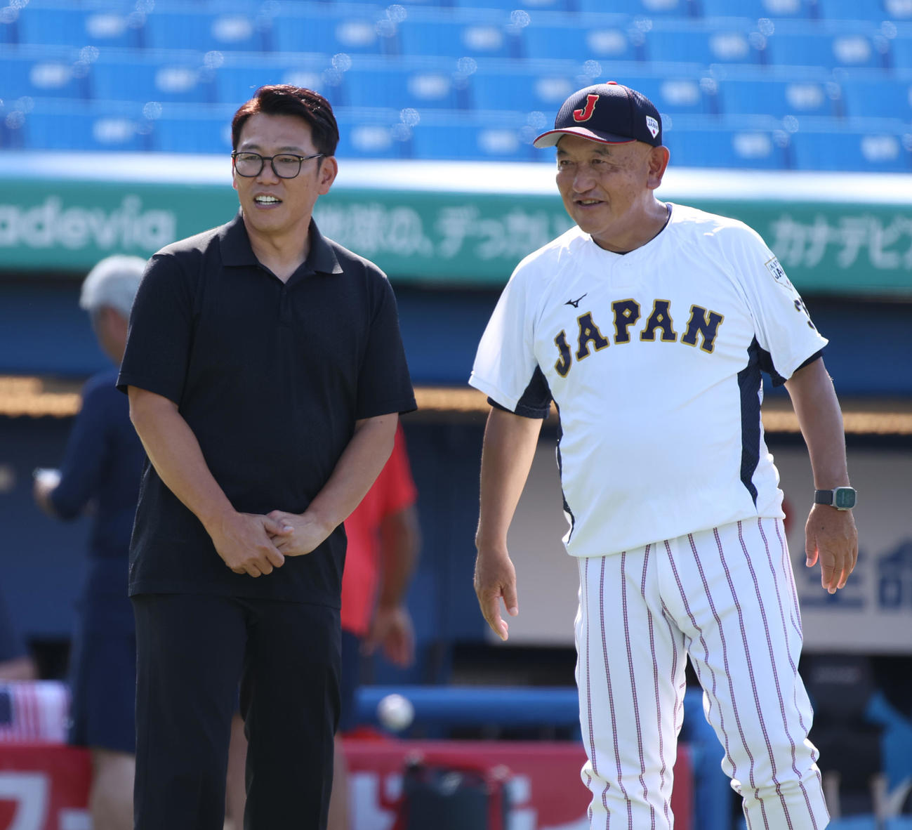 日米大学野球の試合前に話す侍ジャパン井端監督（左）と侍ジャパン大学代表の堀井監督（撮影・柴田隆二）