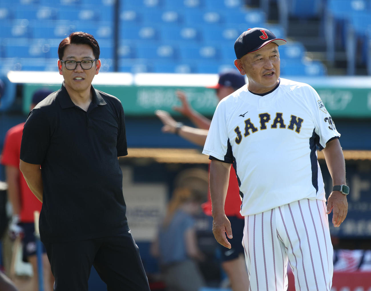 日米大学野球の試合前に話す侍ジャパン井端監督（左）と侍ジャパン大学代表の堀井監督（撮影・柴田隆二）