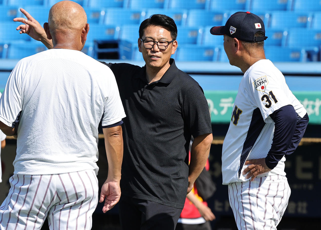 米国対日本　日本・堀井監督（左）らと話す侍ジャパン井端監督（撮影・野上伸悟）