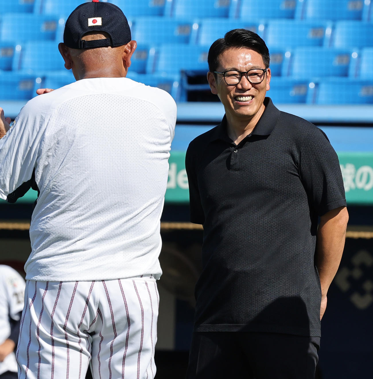 米国対日本　日本・堀井監督（左）と話す侍ジャパン井端監督（撮影・野上伸悟）