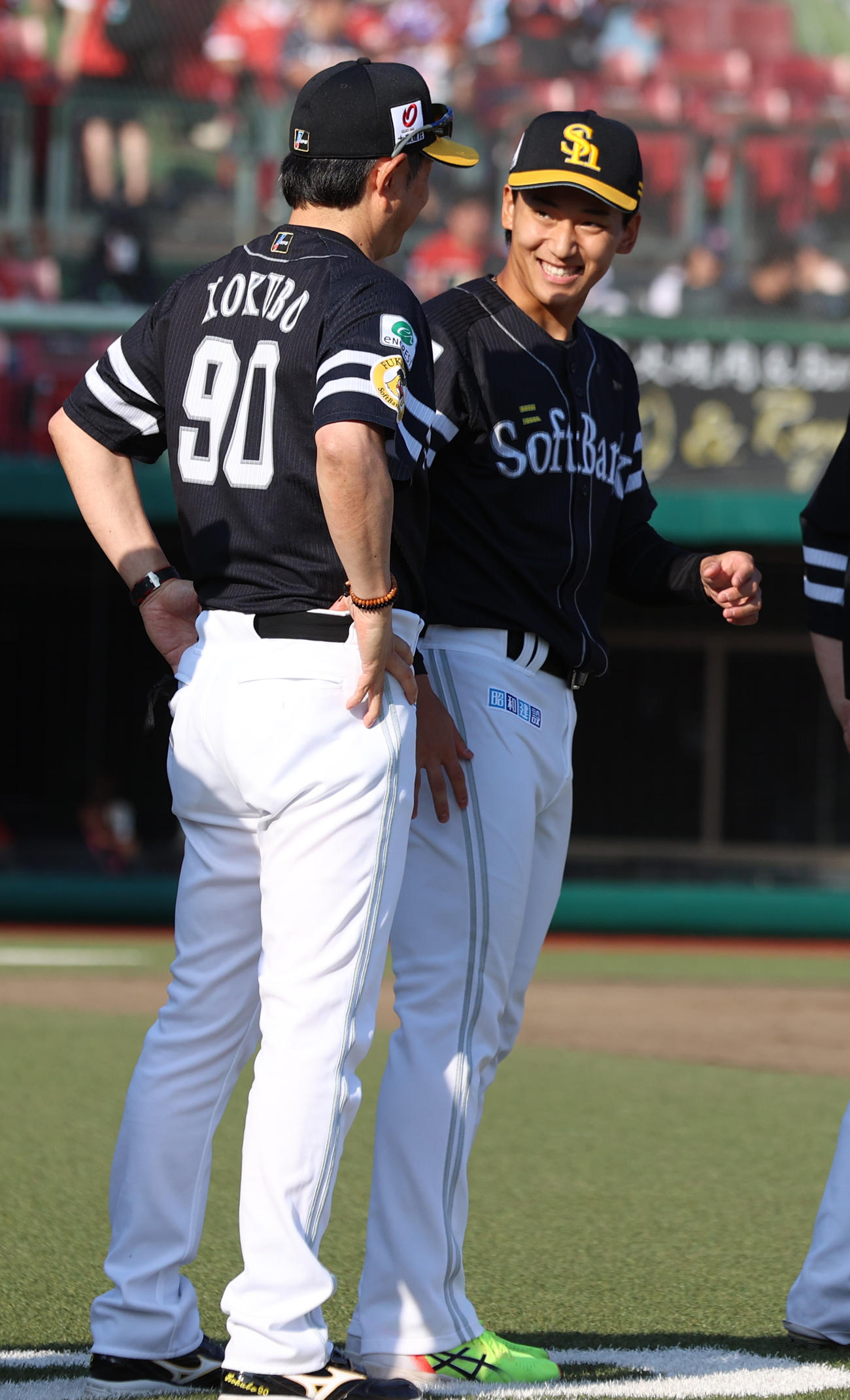 楽天対ソフトバンク　プロ初勝利を挙げた前田悠は小久保監督に祝福される（撮影・水谷安孝）