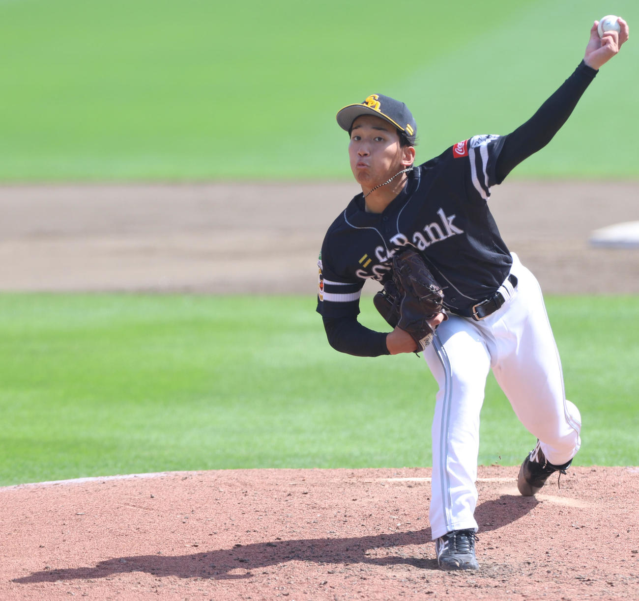 楽天対ソフトバンク　力投するソフトバンク先発の前田悠（撮影・水谷安孝）