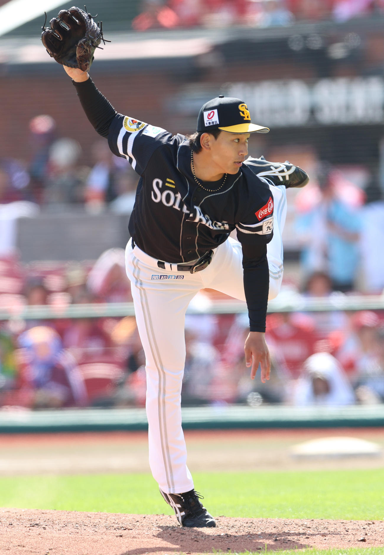楽天対ソフトバンク　力投するソフトバンク先発の前田悠（撮影・水谷安孝）