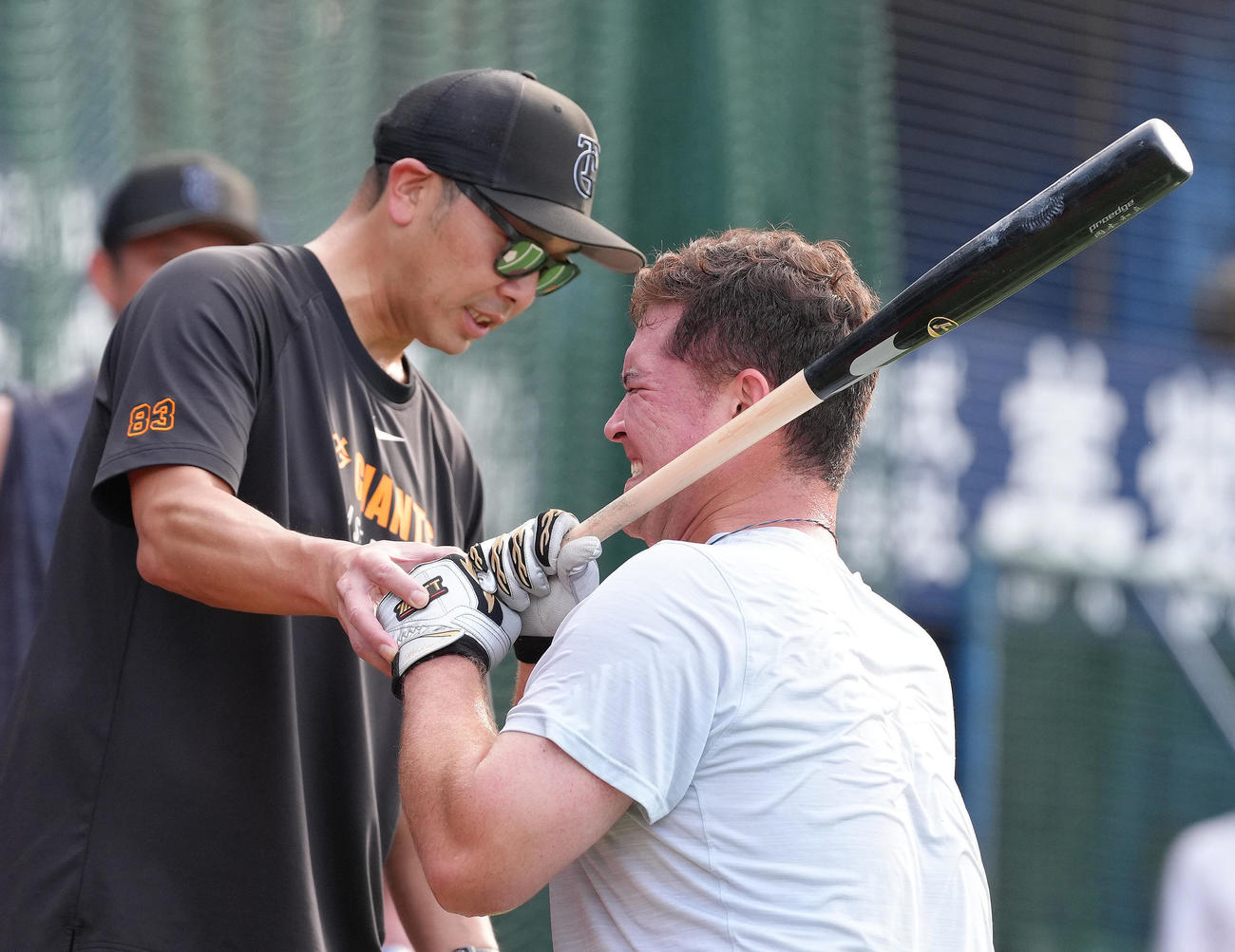試合前、巨人リチャード（右）を指導する阿部監督（撮影・足立雅史）