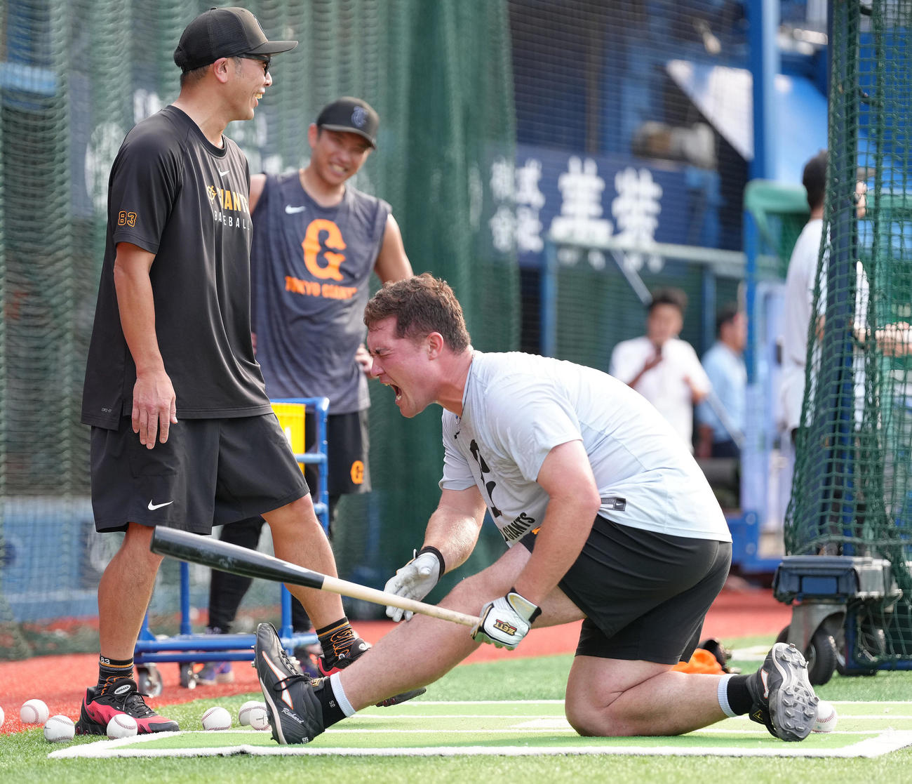 試合前、巨人阿部監督（左）の指導に思わず声を上げるリチャード（撮影・足立雅史）