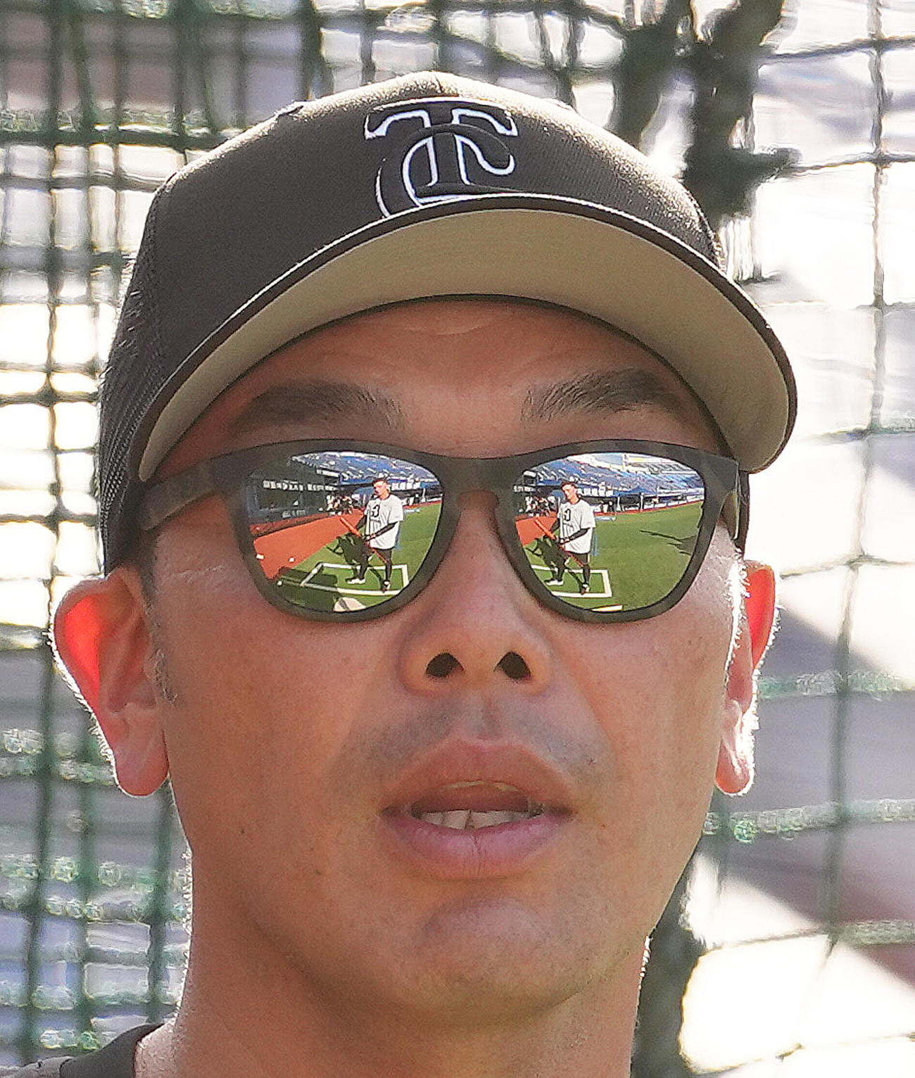 試合前、巨人フルプを指導する阿部監督（撮影・足立雅史）