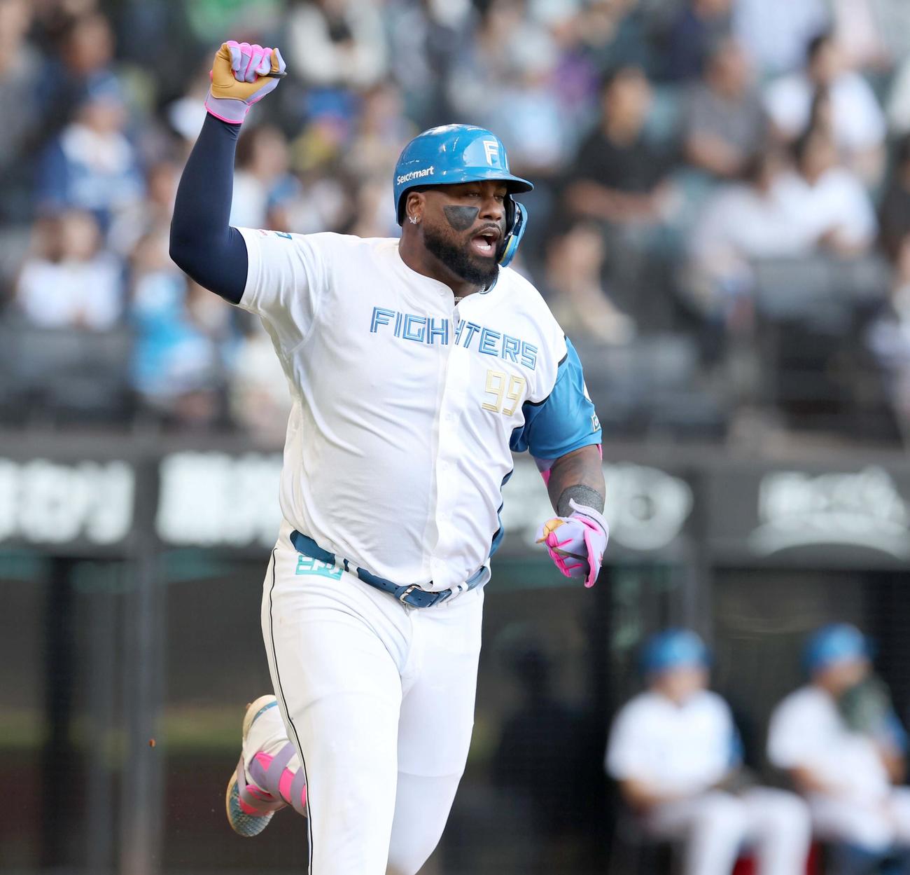 日本ハム対オリックス　5回裏日本ハム1死、左越え本塁打を放ちガッツポーズのレイエス（撮影・黒川智章）
