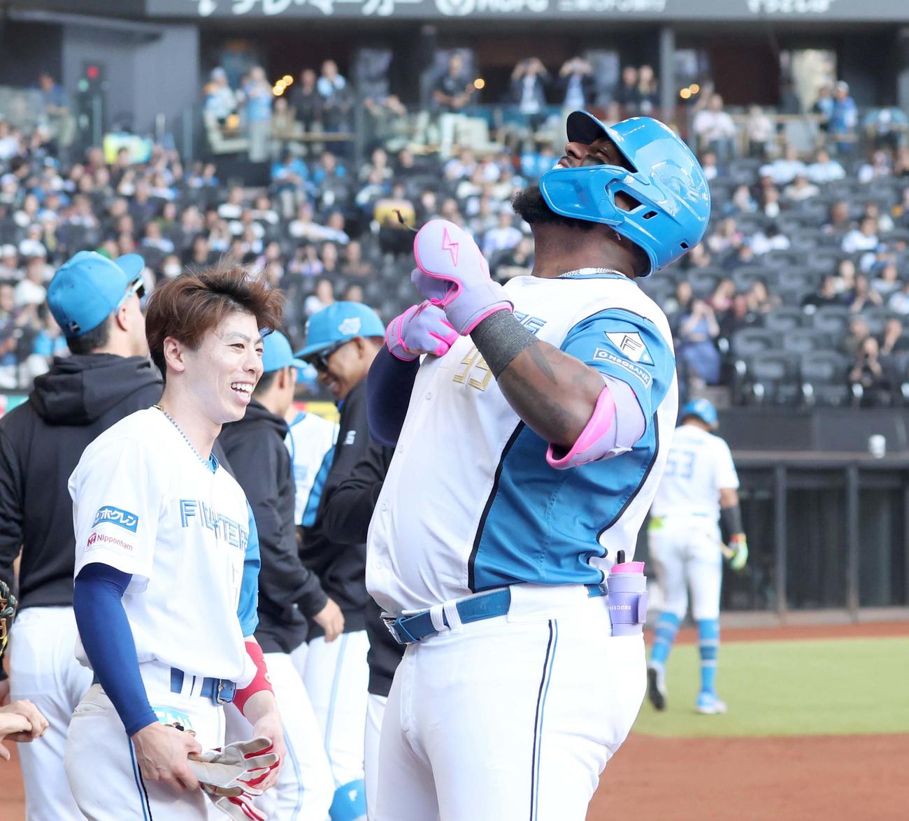 日本ハム対オリックス　5回裏、本塁打を放ったレイエス生還しゴリラポーズ（撮影・黒川智章）