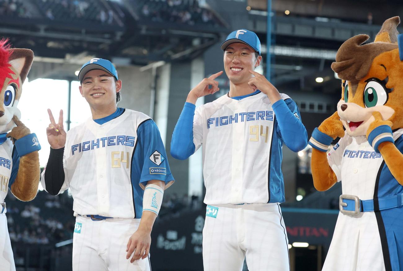 日本ハム対オリックス　試合後、「かわいいポーズ」をとる田宮（左）と福島（撮影・黒川智章）