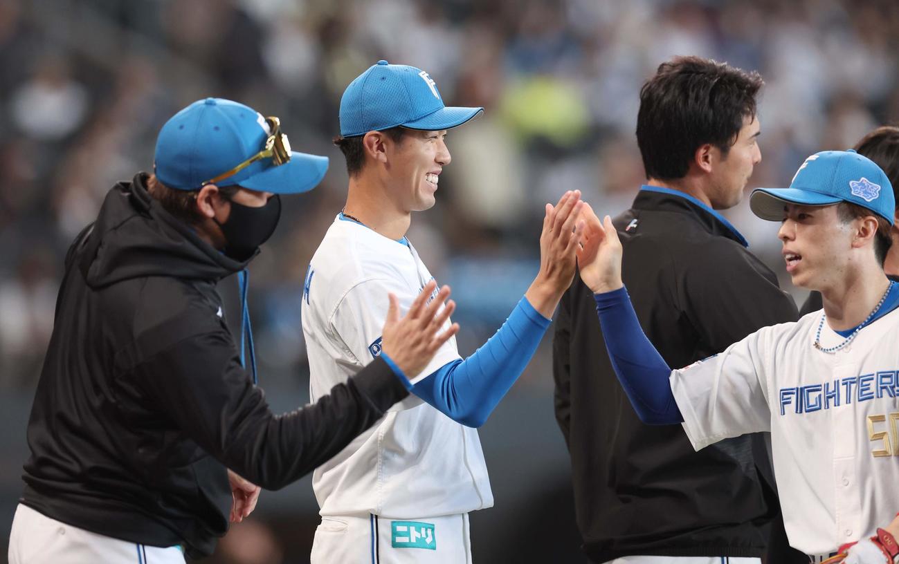 日本ハム対オリックス　今季初勝利を挙げた福島（左から2人目）は笑顔でナインを出迎える（撮影・黒川智章）