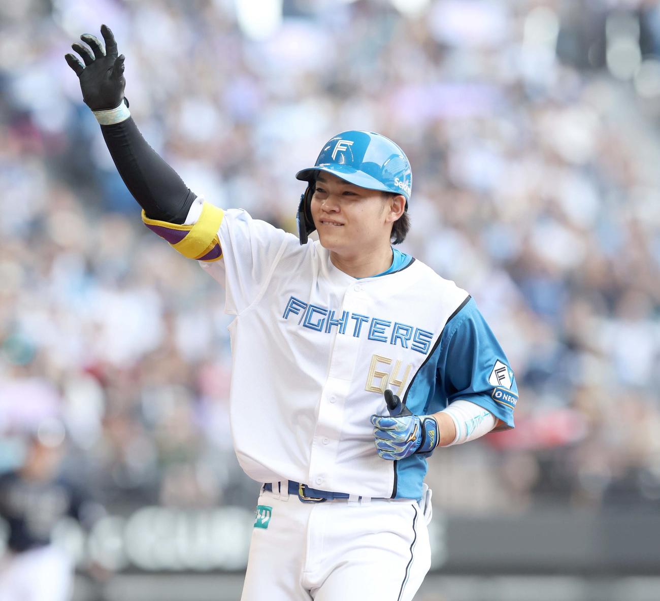日本ハム対オリックス　2回裏日本ハム2死一、二塁、左前適時打を放ちポーズをとる田宮（撮影・黒川智章）