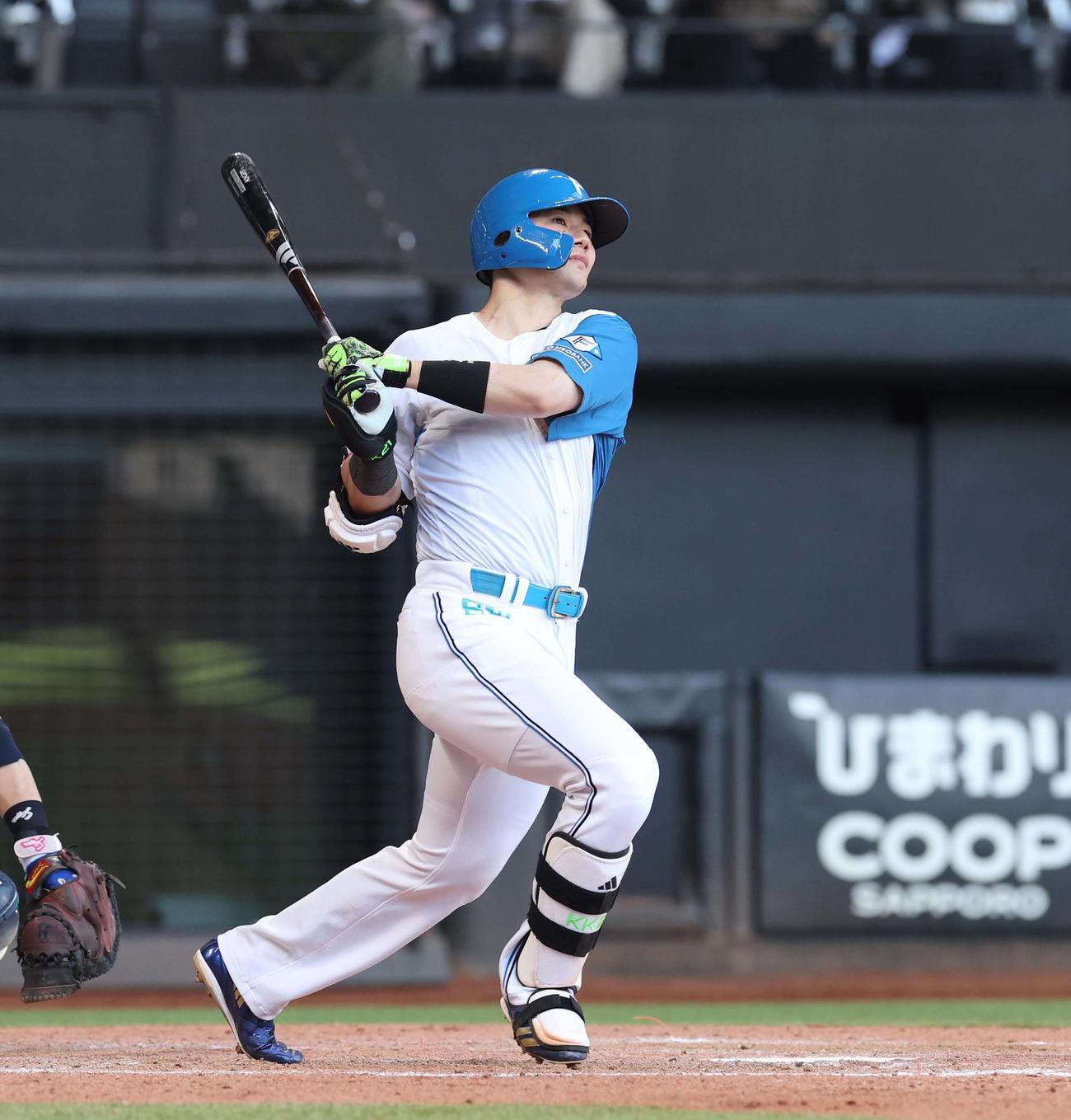 日本ハム対オリックス　5回裏日本ハム1死二塁、右越え2点本塁打を放つ清宮幸（撮影・黒川智章）