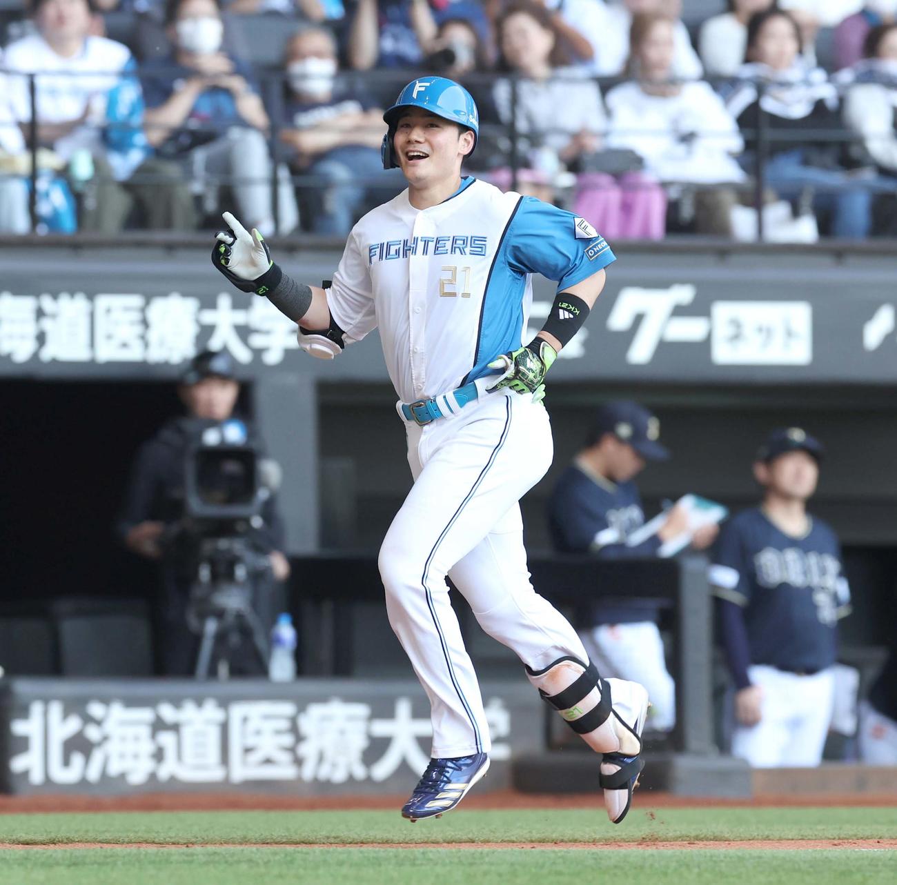 日本ハム対オリックス　5回裏日本ハム1死二塁、右越え2点本塁打を放ち笑顔で本塁に向かう清宮幸（撮影・黒川智章）