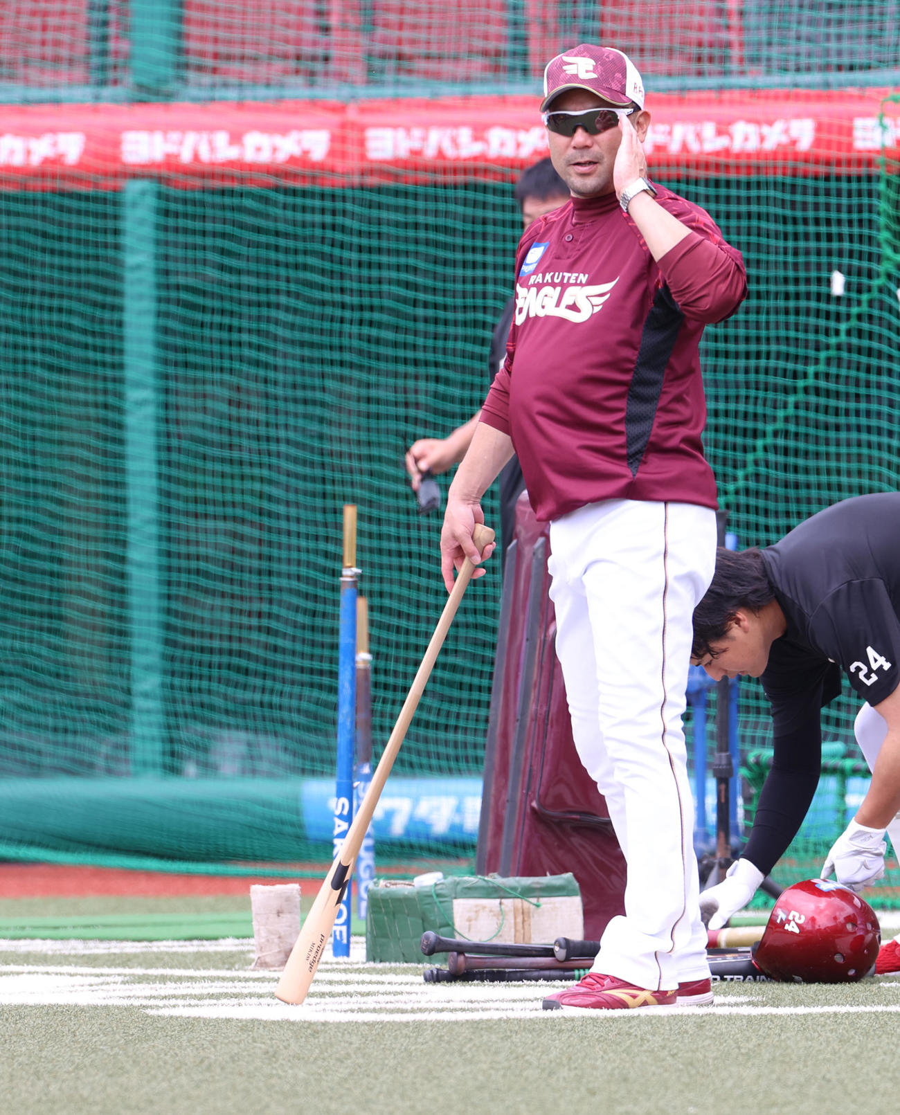 楽天対ソフトバンク　試合前、練習を見守る楽天三木監督（撮影・水谷安孝）