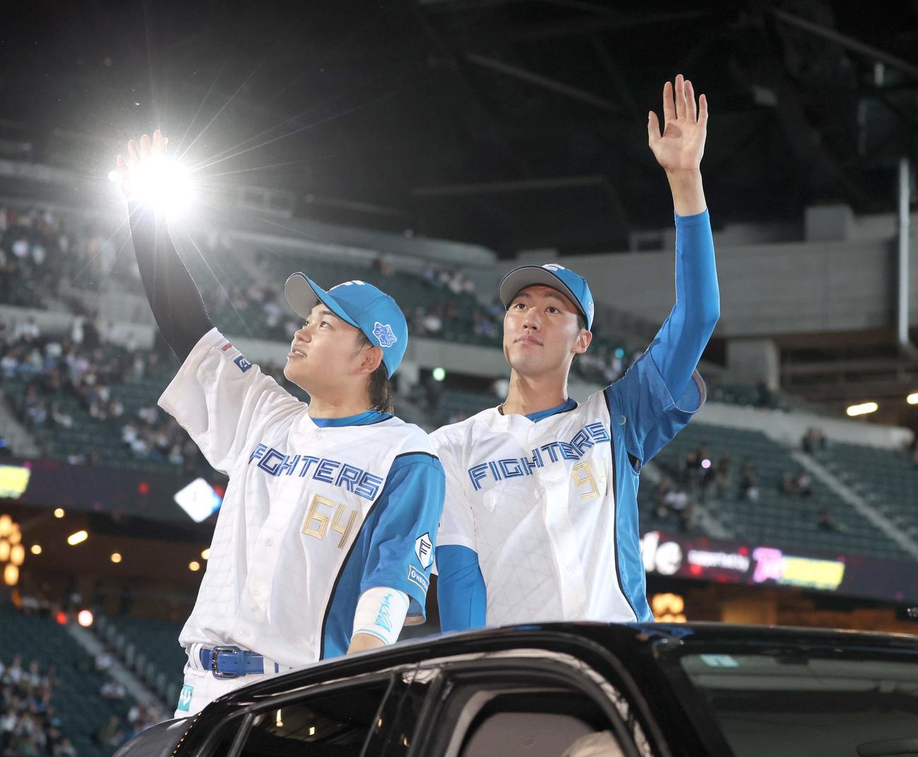 日本ハム対オリックス　試合後、スタンドに手を振る田宮（左）と福島（撮影・黒川智章）