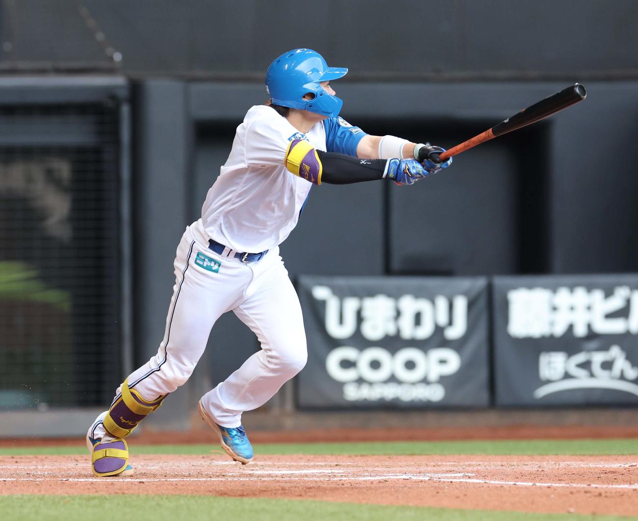 日本ハム対オリックス　2回裏日本ハム2死一、二塁、左前適時打を放つ田宮（撮影・黒川智章）