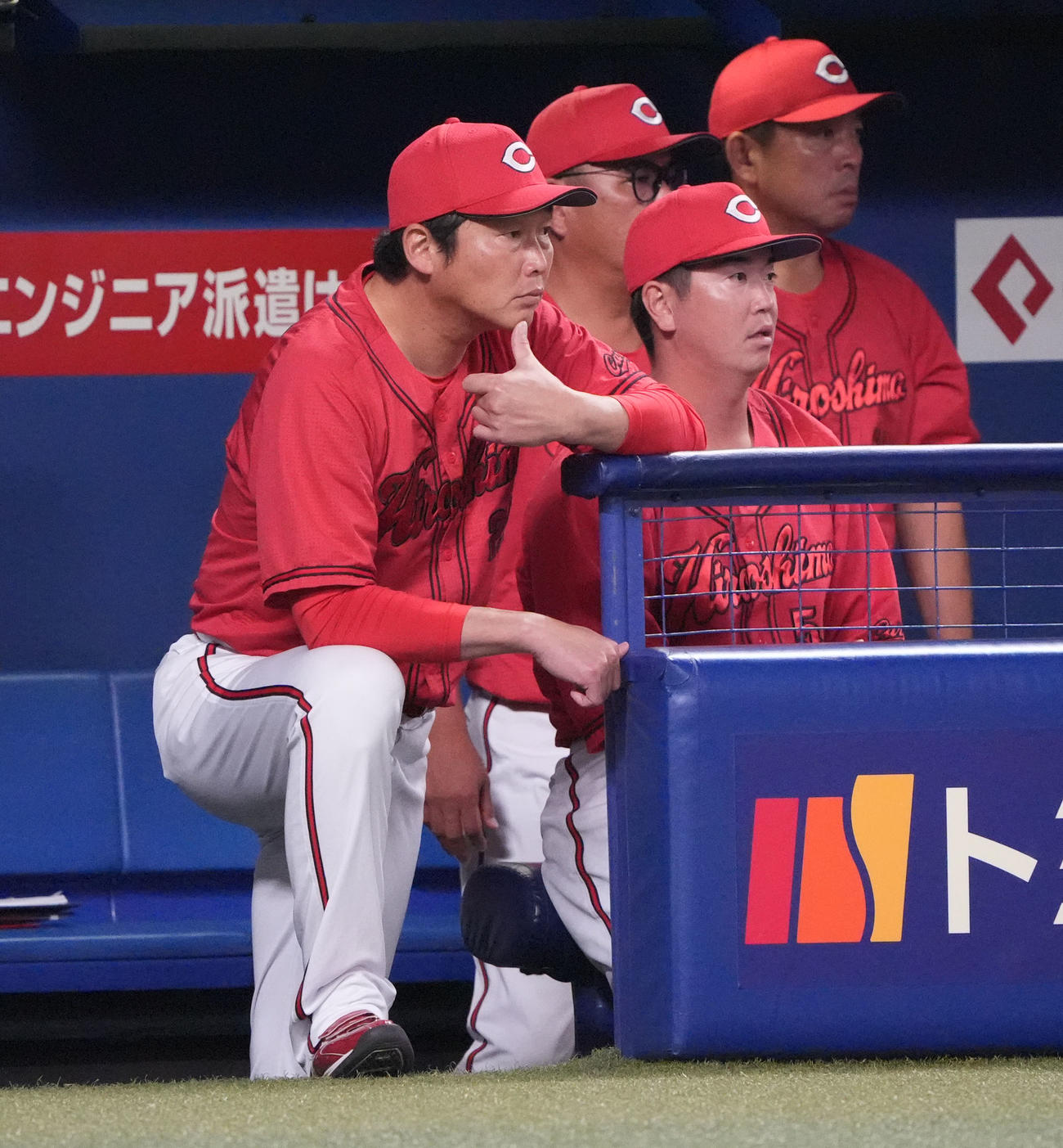 中日対広島　9回表広島2死二塁、新井監督（左）はベンチから試合を見つめる（撮影・森本幸一）