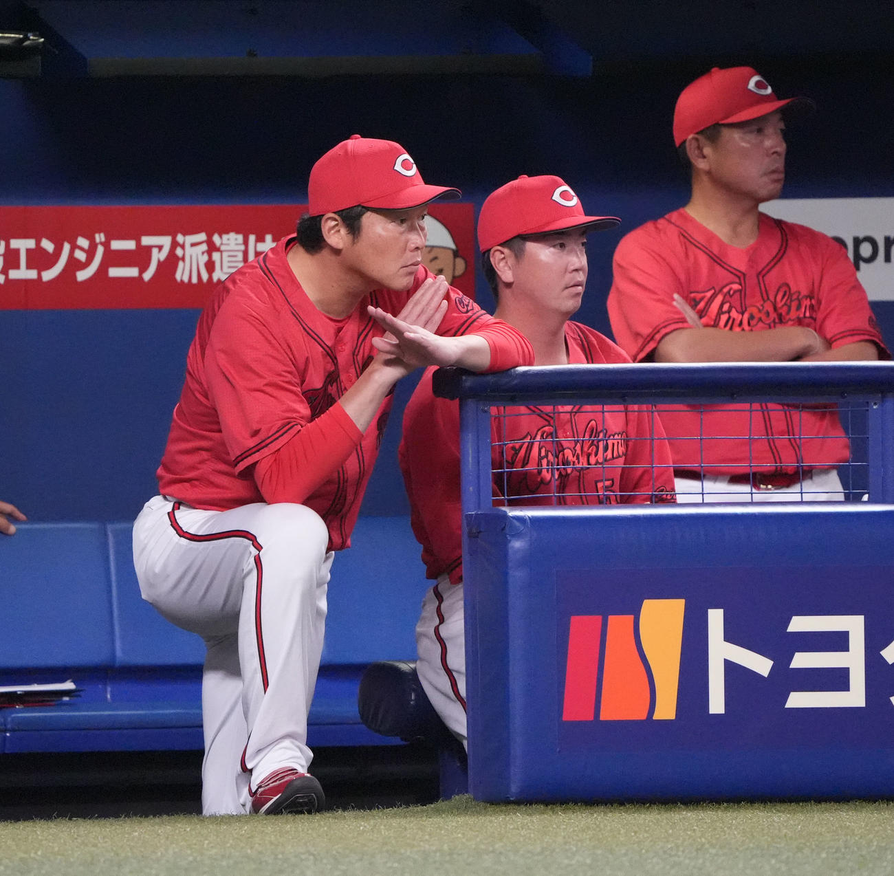 中日対広島　9回表広島2死二塁、新井監督（左）はベンチから羽月の状態を確認する（撮影・森本幸一）