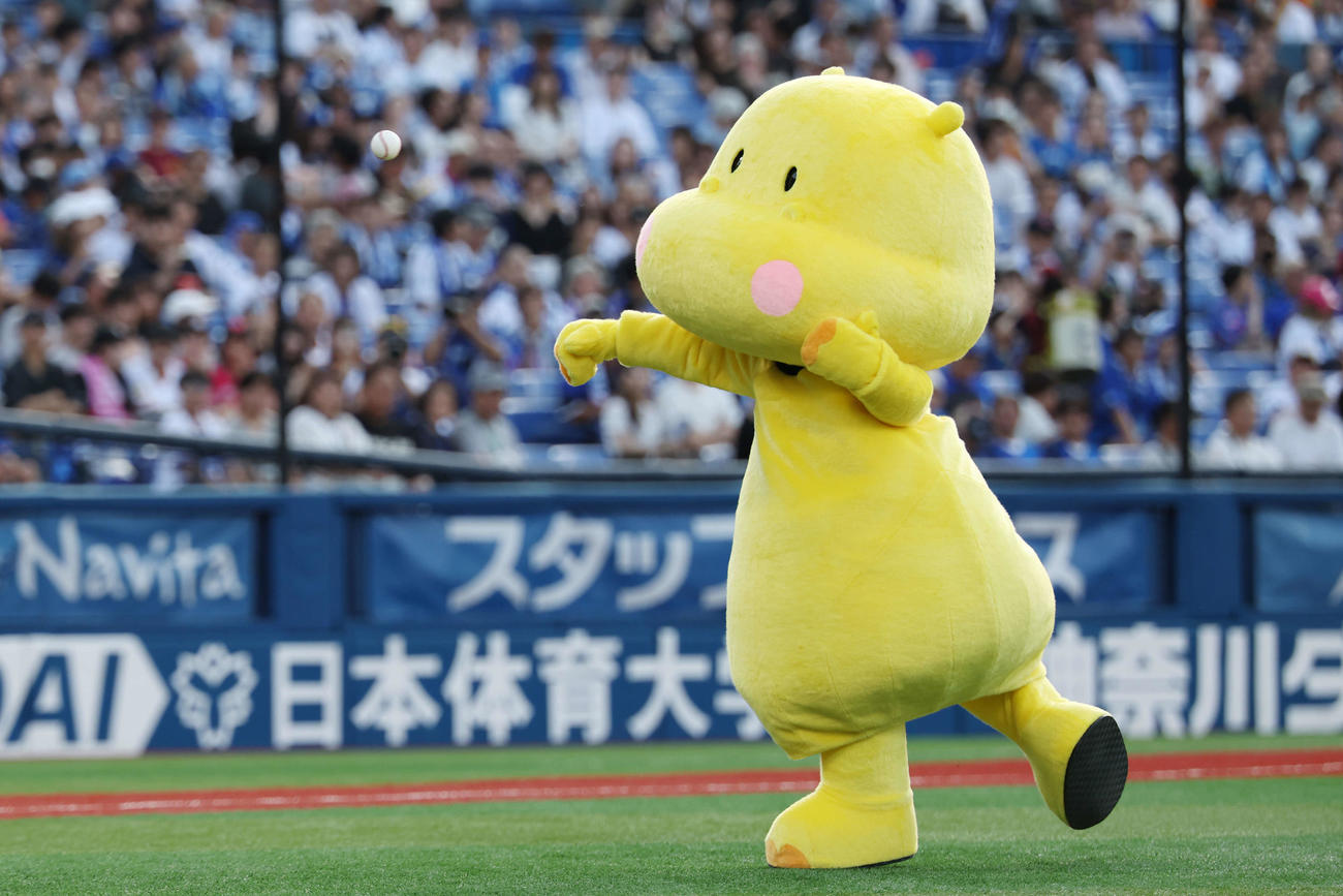 DeNA対巨人　始球式を務めるヒッポちゃん（撮影・宮地輝）