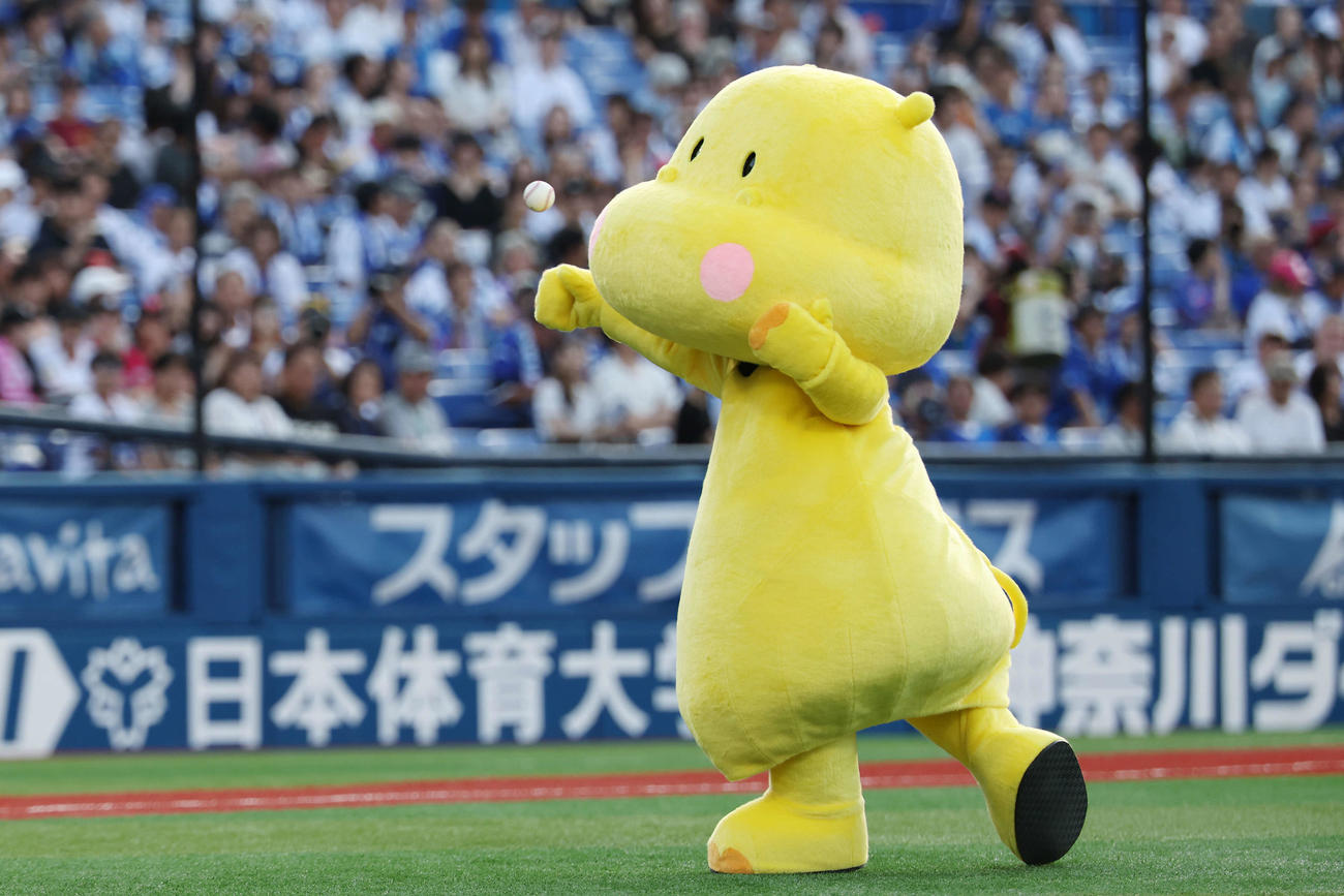 DeNA対巨人　始球式を務めるヒッポちゃん（撮影・宮地輝）