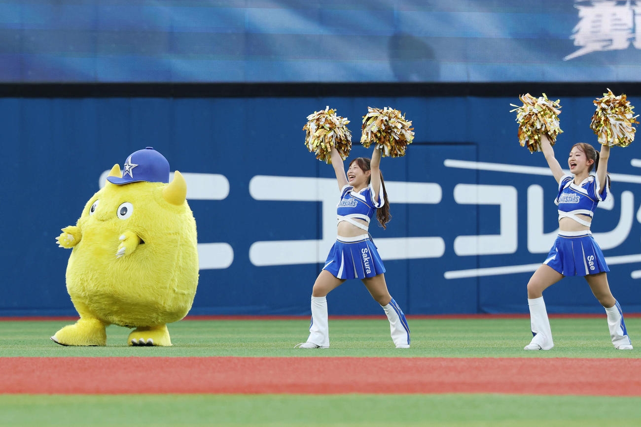 DeNA対巨人　試合前、dianaと応援するチャピー（撮影・宮地輝）