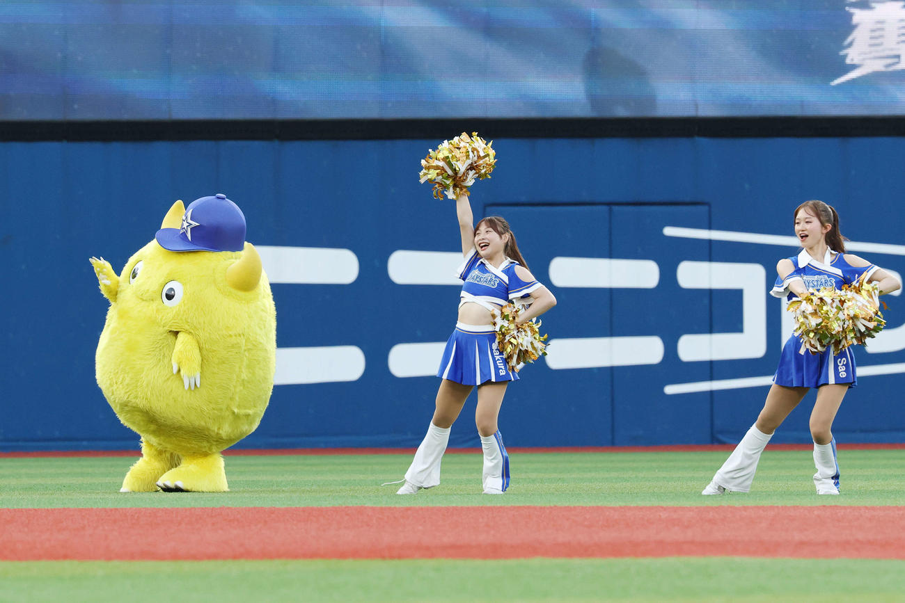 DeNA対巨人　試合前、dianaと応援するチャピー（撮影・宮地輝）