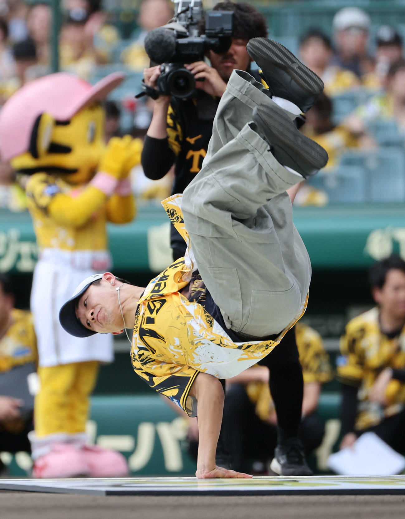 阪神対ヤクルト　ファーストピッチセレモニーに登場したShigekixこと半井重幸は投球前にパフォーマンスを披露（撮影・西尾就之）