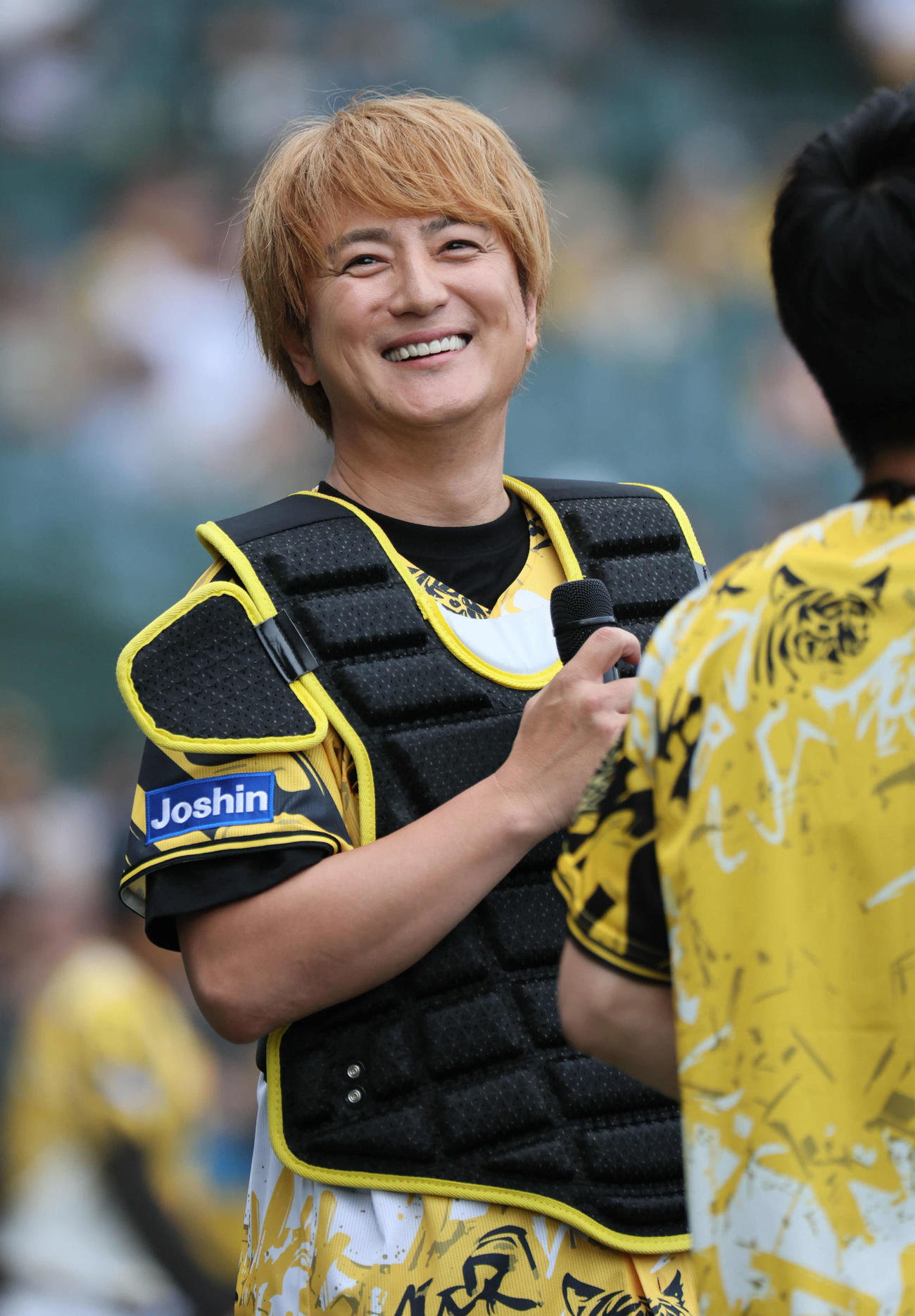 阪神対ヤクルト　ファーストピッチセレモニーで捕手役を務めたを務めた上地雄輔（撮影・宮崎幸一)