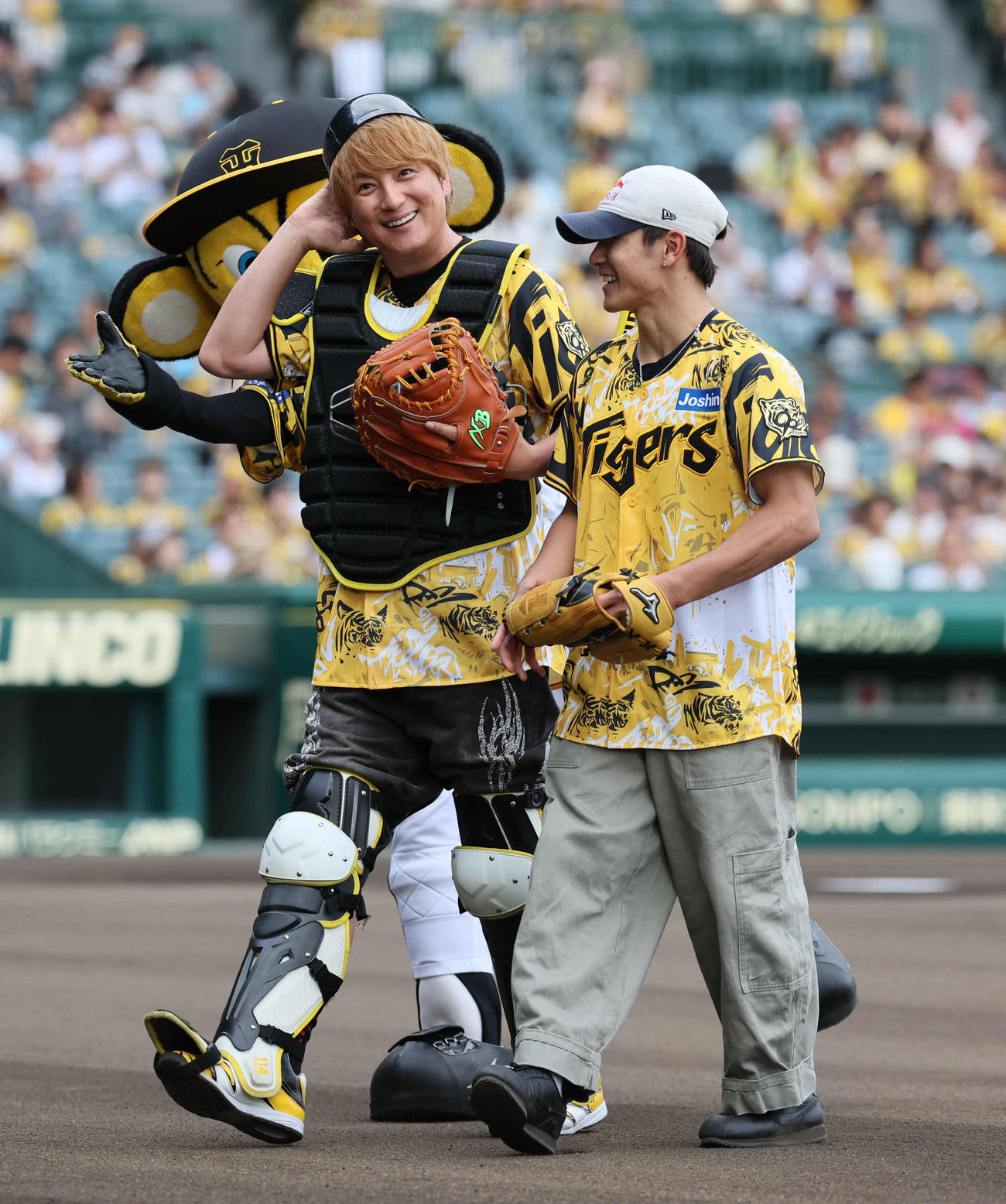 阪神対ヤクルト　ファーストピッチセレモニーを務めたShigekix（半井重幸・右）と上地雄輔（撮影・宮崎幸一)