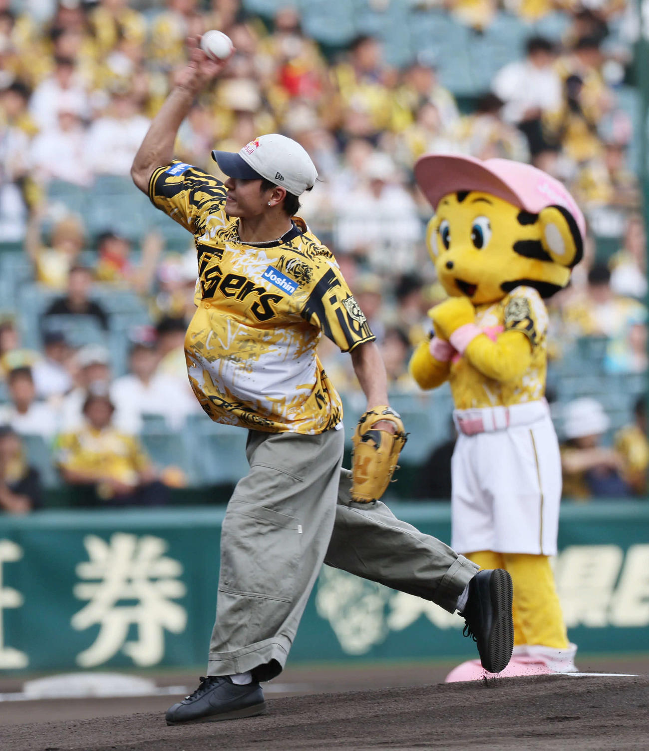 阪神対ヤクルト　ファーストピッチセレモニーを務めたShigekix（半井重幸）（撮影・宮崎幸一)