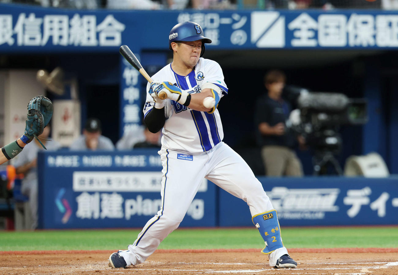 DeNA対巨人　2回裏DeNA無死、死球を受ける牧（撮影・宮地輝）