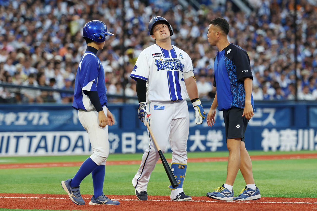 DeNA対巨人　2回裏DeNA無死、死球を受けた牧（撮影・宮地輝）