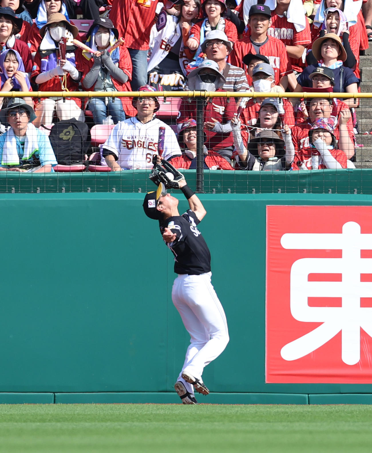 楽天対ソフトバンク　7回裏楽天1死一塁、ボイトの左飛を好捕する緒方（撮影・水谷安孝