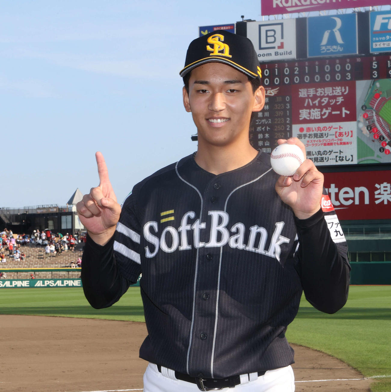楽天対ソフトバンク　プロ初勝利を挙げウイニングボールを手に笑顔を見せる前田悠（撮影・水谷安孝）