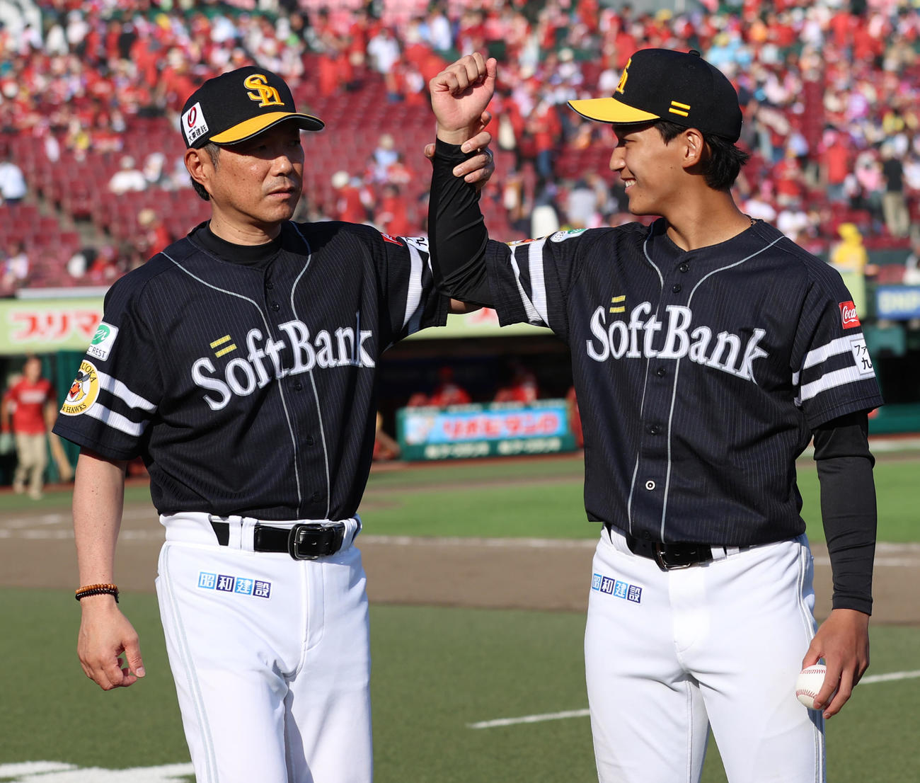 楽天対ソフトバンク　プロ初勝利を挙げた前田悠（右）はウイニングボールを手に小久保監督に祝福される（撮影・水谷安孝）