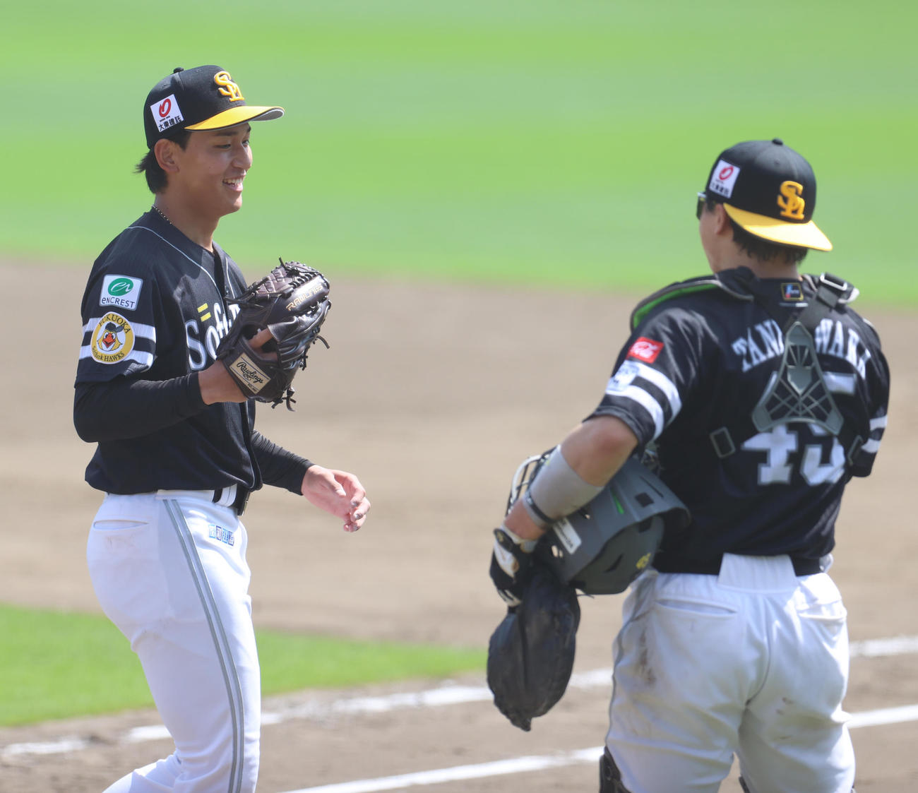 楽天対ソフトバンク　4回を投げ終え谷川原（右）とグラブタッチする前田悠（撮影・水谷安孝）
