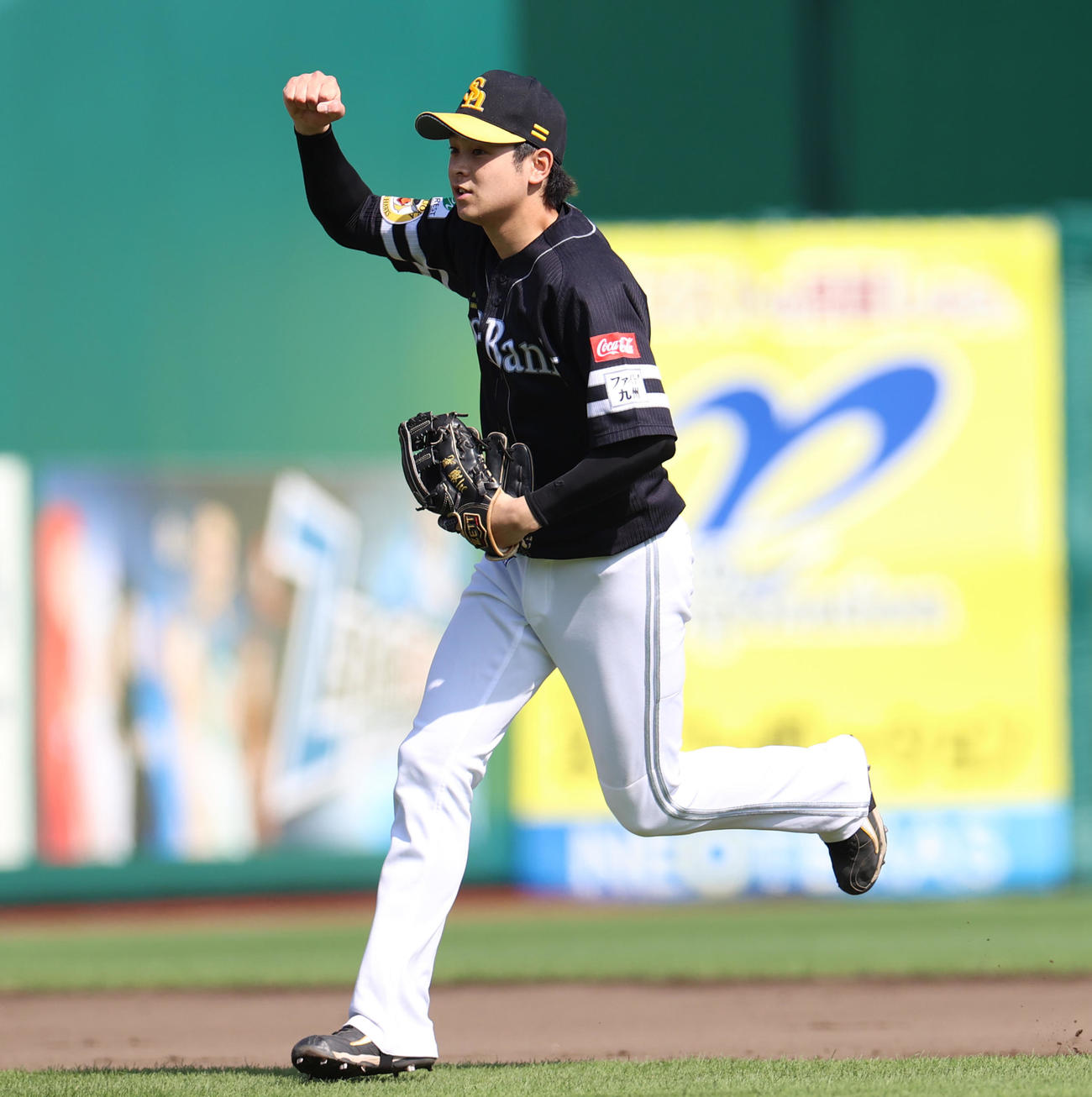 楽天対ソフトバンク　6回裏楽天無死一、二塁、三重殺を完成させベンチにガッツポーズで引き上げる川瀬（撮影・水谷安孝）