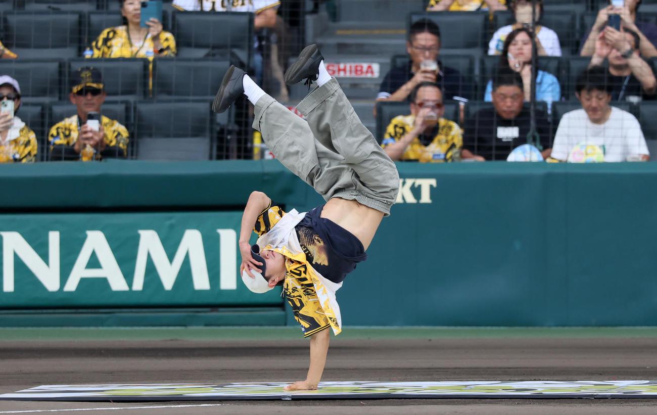 阪神対ヤクルト　試合前にパフォーマンス披露する半井重幸（Shigekix（シゲキックス）（撮影・加藤哉）