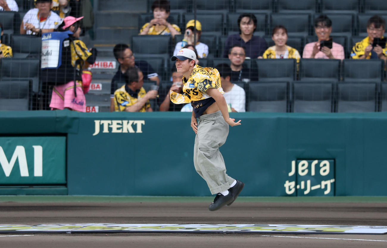 阪神対ヤクルト　試合前にパフォーマンス披露する半井重幸（Shigekix（シゲキックス）（撮影・加藤哉）