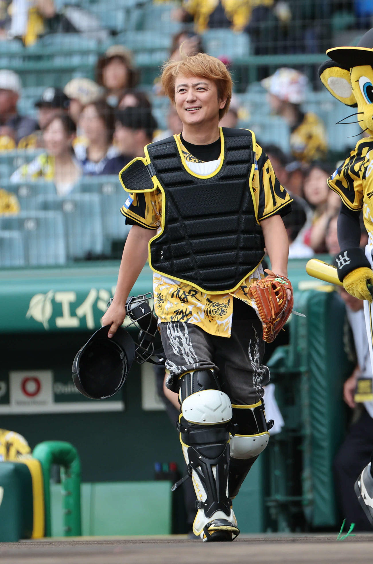 阪神対ヤクルト　ファーストピッチセレモニーに登場したShigekixこと半井重幸の捕手約を務めた上地雄輔（撮影・西尾就之）