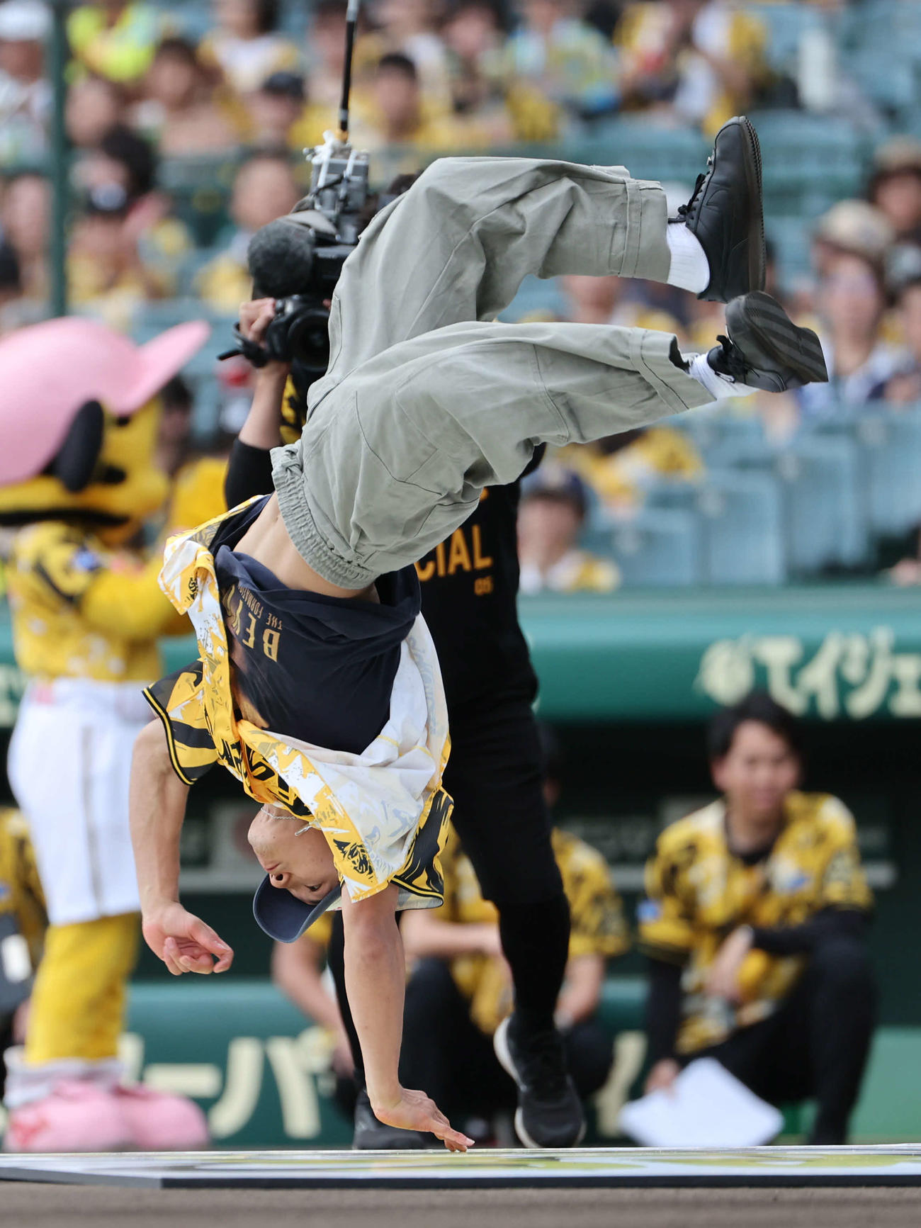 阪神対ヤクルト　ファーストピッチセレモニーに登場したShigekixこと半井重幸は投球前にパフォーアマンスを披露（撮影・西尾就之）