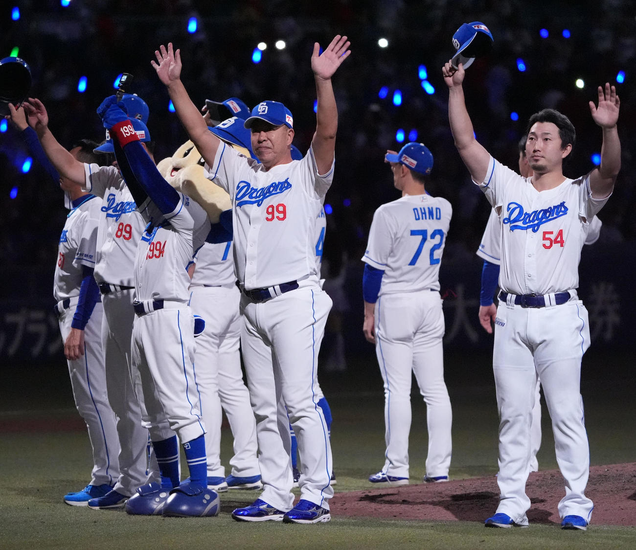 中日対広島　試合終了、井上監督（中央）はスタンドの観客に手を振る（撮影・森本幸一）