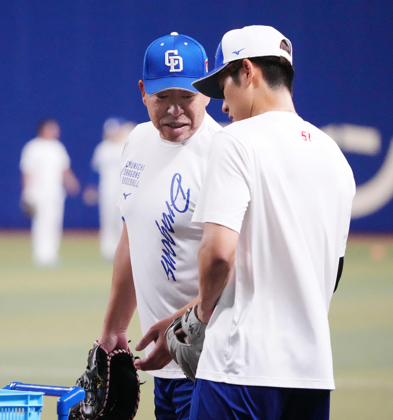 中日対広島　試合前、上林（右）と言葉を交わす井上監督　（撮影・森本幸一）