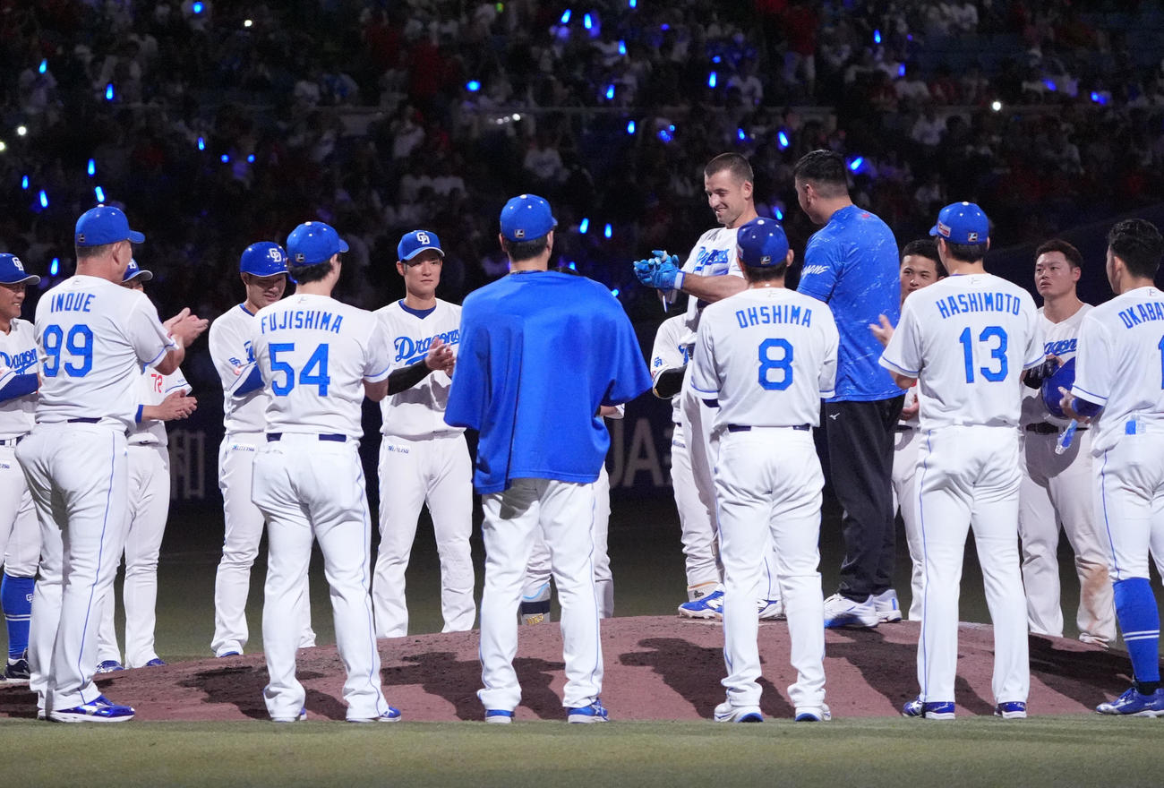 中日対広島　試合終了、円陣中央でナインに言葉をかけるボスラー（撮影・森本幸一）